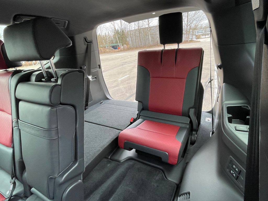 تويوتا لاند كروزر 300