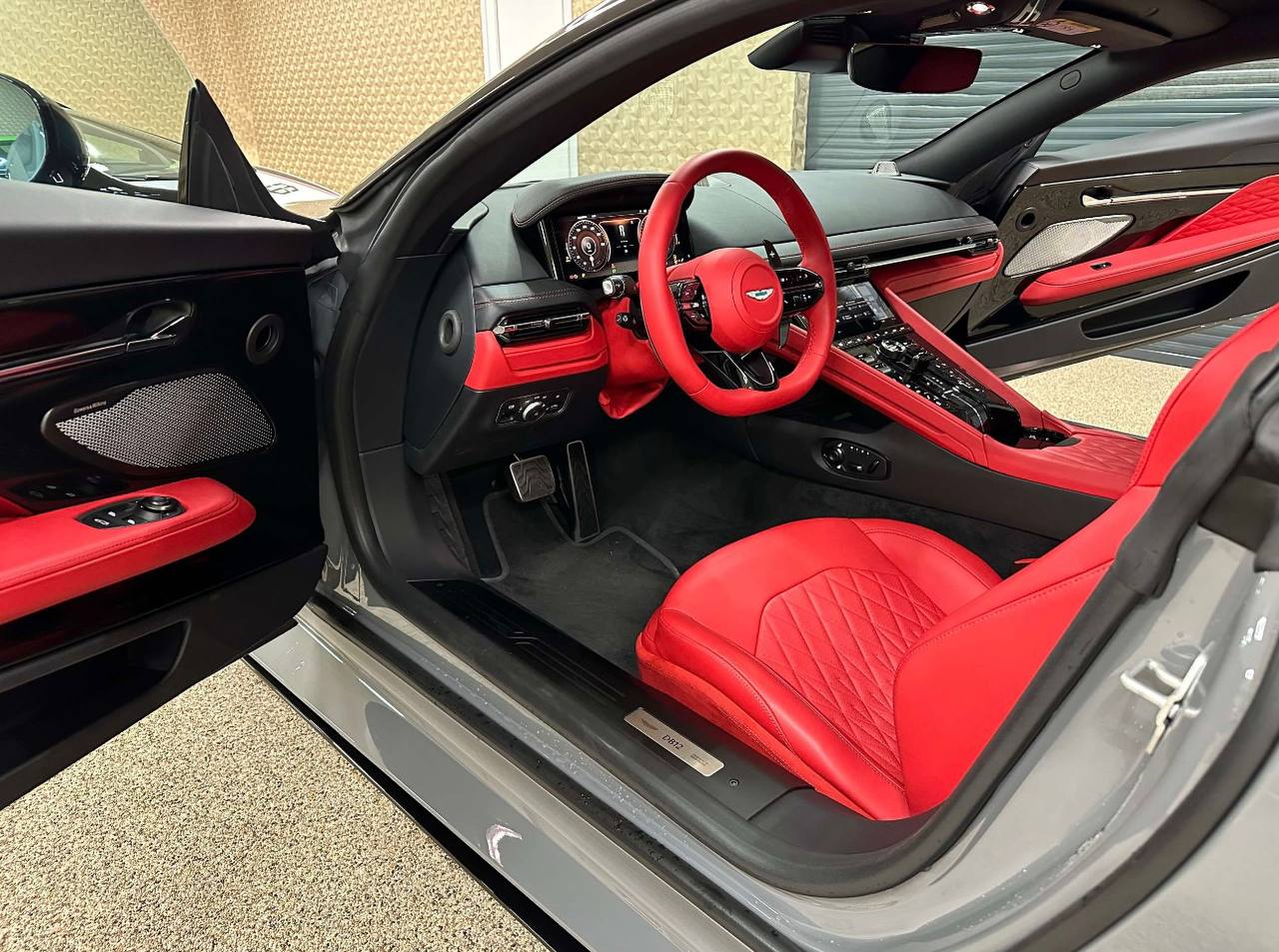 أستون مارتن دي بي 12