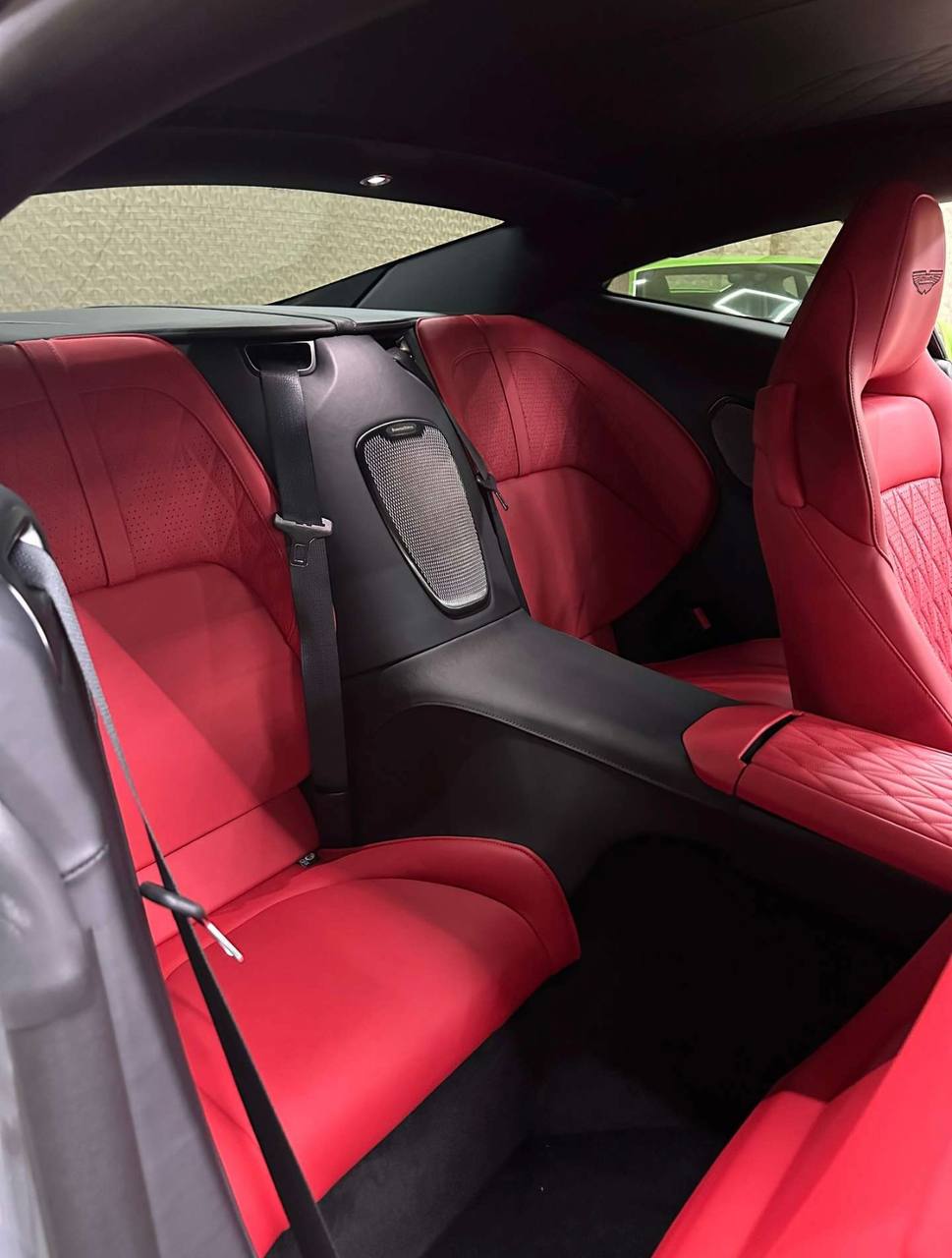 أستون مارتن دي بي 12