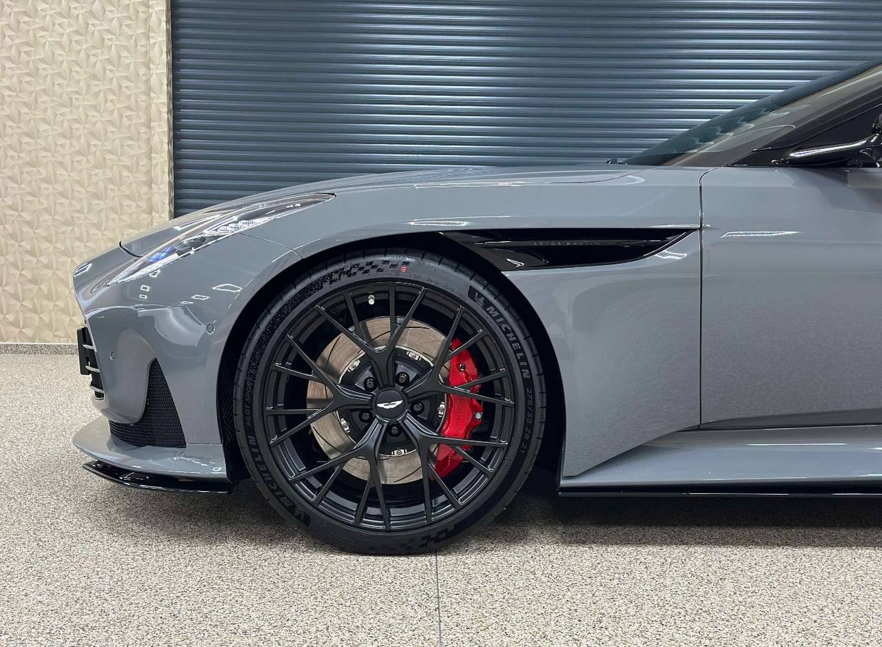 أستون مارتن دي بي 12